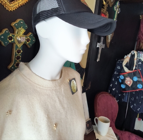 Unisex Black Cap with Embroidered Logo - Picture 4 of 4